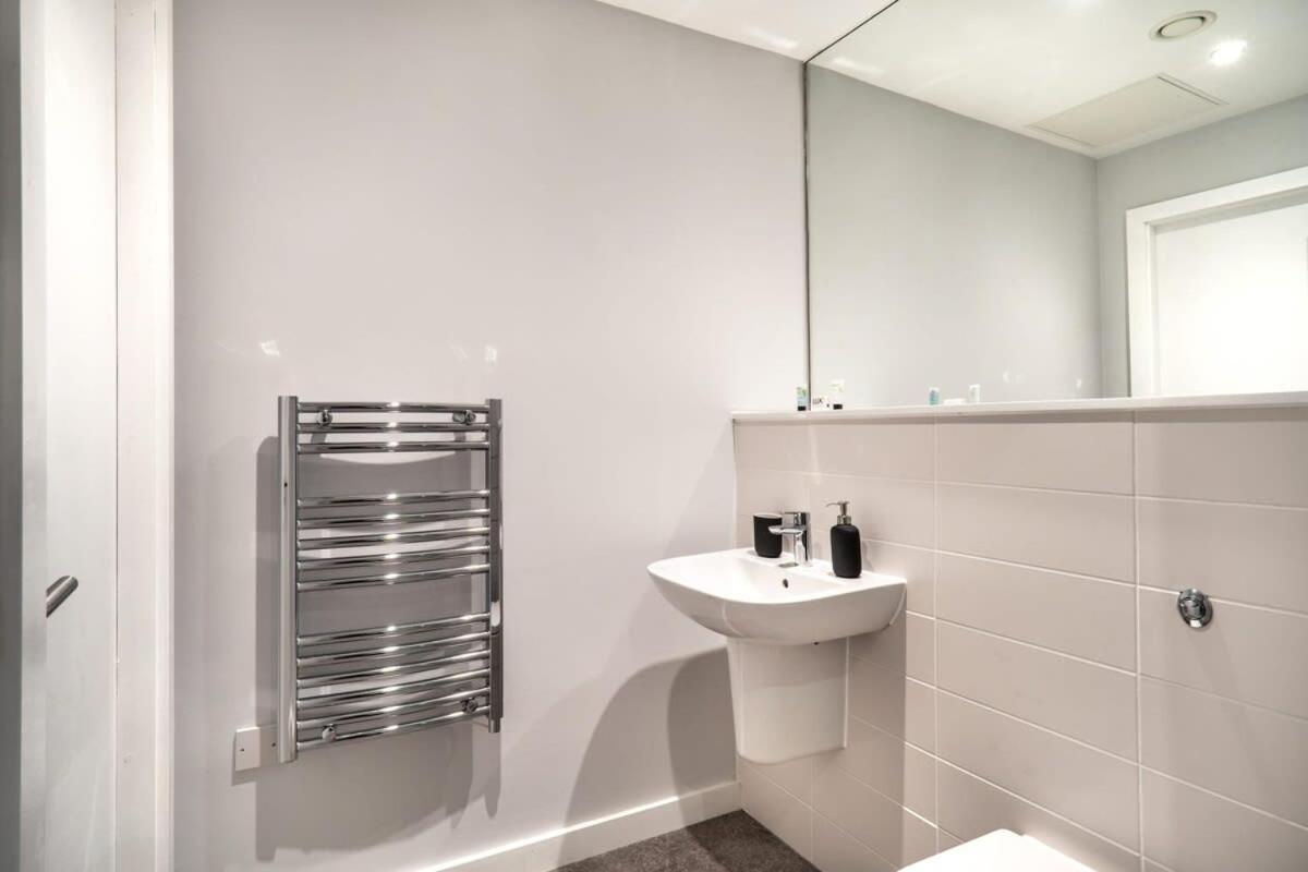 Modern & Spacious 2 Bed Apartment In Waterloo Liverpool ภายนอก รูปภาพ